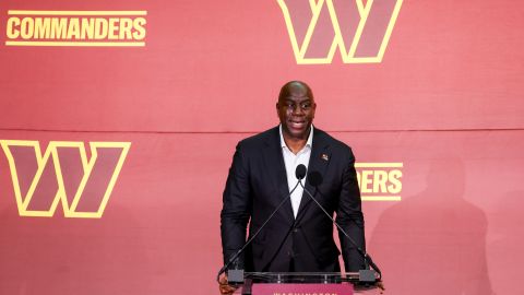 Magic Johnson durante su participación en la adquisición de los Washington Commanders de la NFL.