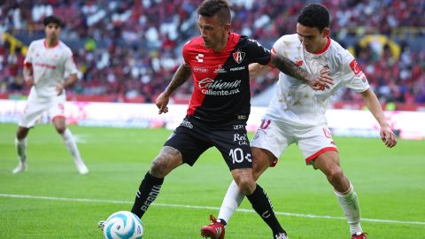 El futbolista uruguayo tuvo que ser operado de una lesión en la rótula de la rodilla derecha.