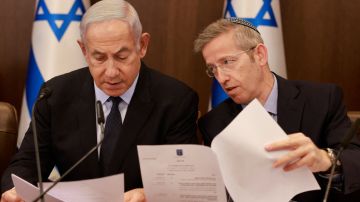 El primer ministro israelí, Benjamin Netanyahu (izq.), preside una reunión semanal del gabinete, flanqueado por el secretario del gabinete, Yossi Fuchs