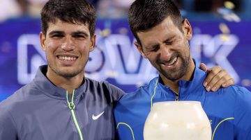Carlos Alcaraz (L) y Novak Djokovic (R) han demostrado ser amigos a pesar de la rivalidad.