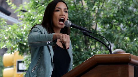 AOC apunto que ningún líder en Estados Unidos debería amplificar un mensaje de odio como ese.