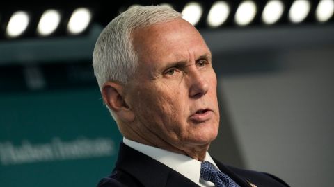 Además de sus críticas a la administración Biden, Pence también cuestionó las posiciones de política exterior de otros candidatos presidenciales republicanos.