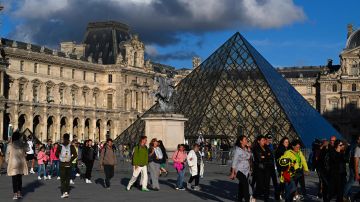 El Louvre, que alberga obras maestras como la Mona Lisa, recibe entre 30,000 y 40,000 visitantes diariamente.