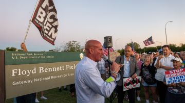 Residentes realizan una manifestación contra la vivienda de inmigrantes en Floyd Bennett Field en Brooklyn.
