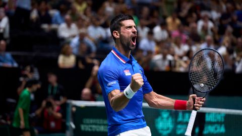 Djokovic mostró todo su talento tocando saxofón en multitudinario concierto en Belgrado [Video]