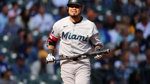 Luis Arráez durante un encuentro ante Milwaukee Brewers.