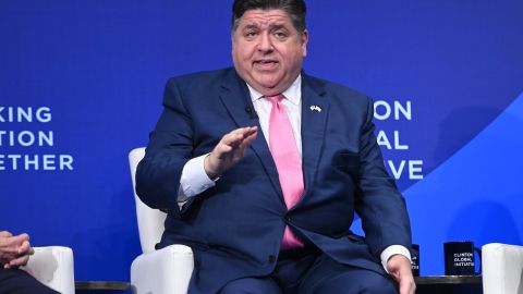 Pritzker señaló que por la gran cantidad de migrantes que han llegado a Chicago, muchos de ellos duermen en comisarías y aceras, algo que no puede ser mantenido.