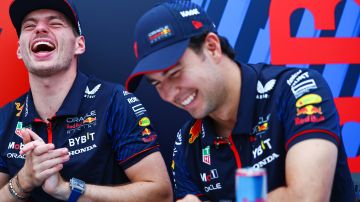 Checo Pérez (R) y Max Verstappen (L) ríen luego del Gran Premio de Japón.