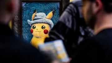 La gente mira pinturas de artistas inspirados en Pokémon en el museo Van Gogh de Ámsterdam