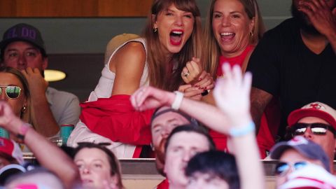 Taylor Swift viendo el encuentro de Travis Kelce durante el Kansas City Chiefs vs. Chicago Bears.