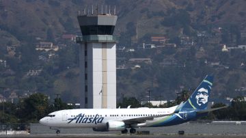 El incidente se reportó en un avión de Alaska Airlines.