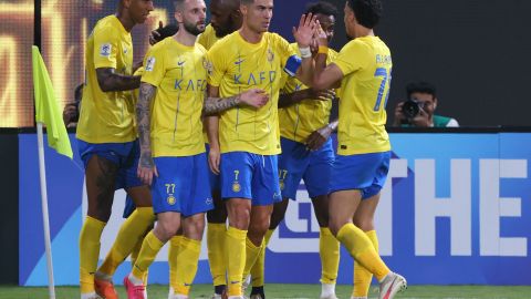 Cristiano Ronaldo (C) celebra con sus compañeros su gol en la AFC Champions League.