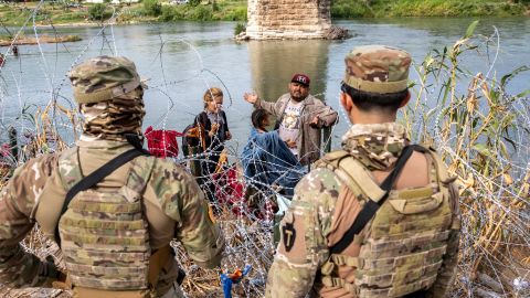 La Guardia Nacional de Texas vigila gran parte de la frontera.