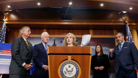 Marsha Blackburn, quien encabezó el grupo de republicanos, acusó a Biden de enviar $730 millones en ayuda a UNRWA y que Hamás se lo robó a ese grupo.