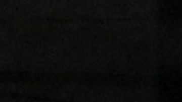 Bomberos trabajan en el lugar del accidente de autobús en Mestre, cerca de Venecia.