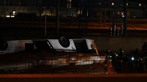 Bomberos trabajan en el lugar del accidente de autobús en Mestre, cerca de Venecia.