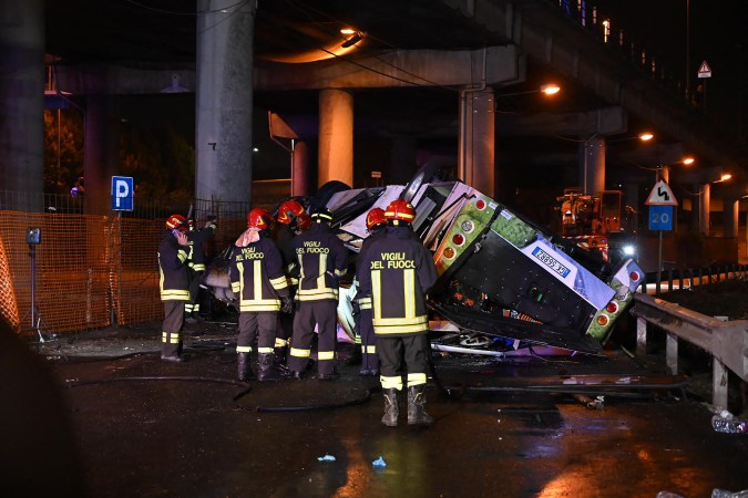 Al menos 20 personas murieron el martes cuando un autobús cayó de un puente en la ciudad de Venecia, en el norte de Italia. (Foto de MARCO SABADIN/AFP vía Getty Images)