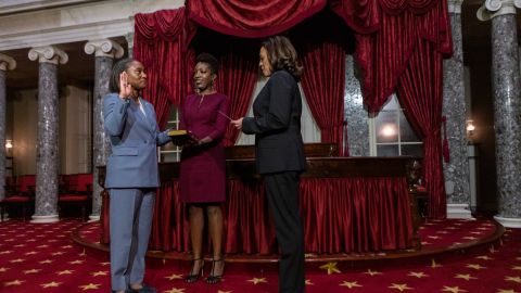 El momento en el que la vicepresidenta Kamala Harris tomó juramento a Laphonza Butler