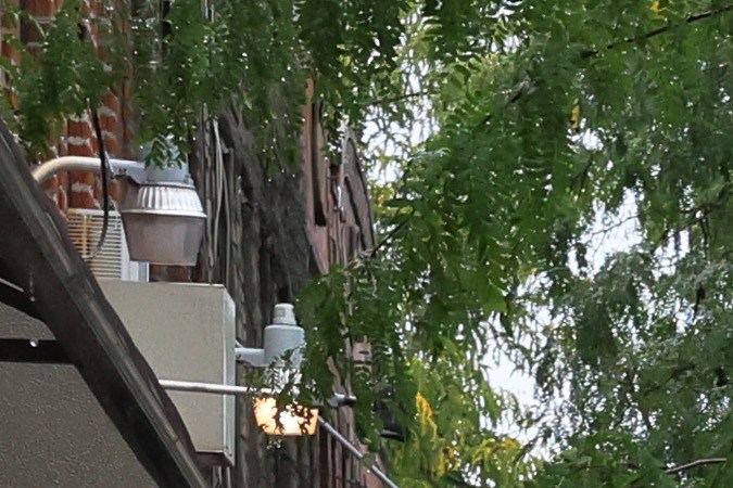 Los automóviles circulan por una calle inundada en Church Avenue en medio de una tormenta costera en Brooklyn.