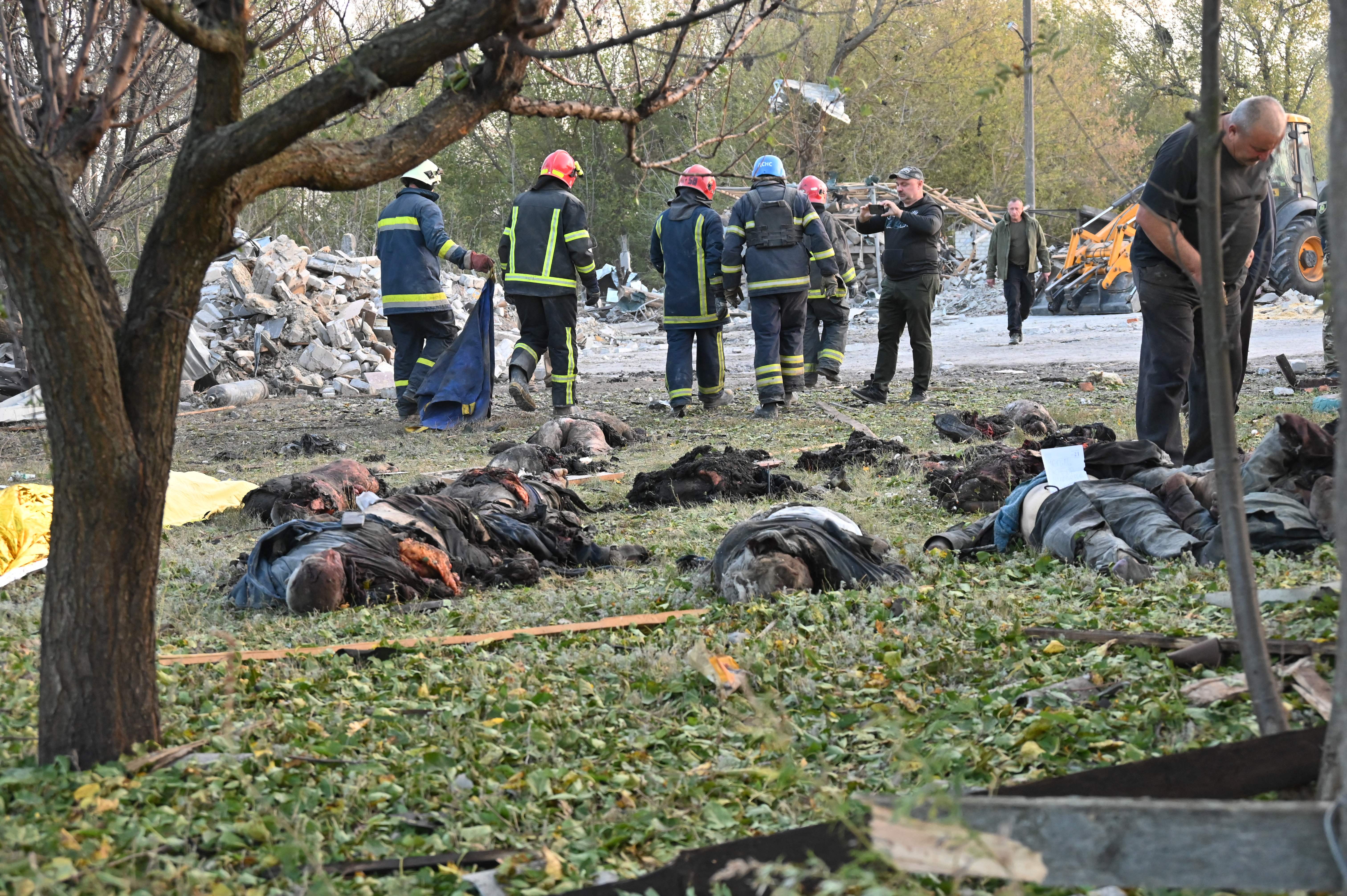 Las imágenes publicadas por la policía ucraniana mostraron una gran zona de escombros humeantes y varios cuerpos siendo retirados por trabajadores de emergencia en el pueblo ucraniano. (Foto: SERGEY BOBOK/AFP via Getty Images)