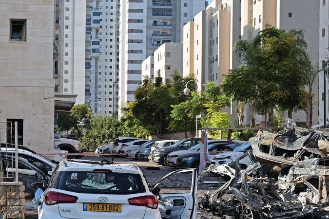 Vehículos quemados en Ashkelon se observan después de un ataque con cohetes desde la Franja de Gaza hacia Israel el 7 de octubre de 2023