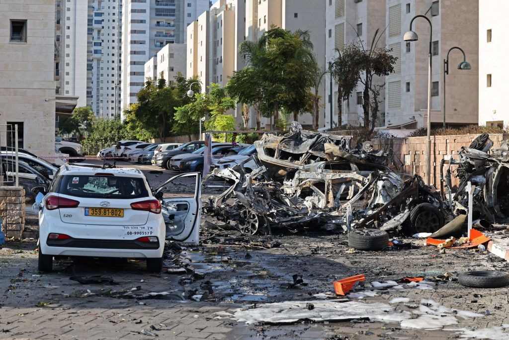 Vehículos quemados en Ashkelon se observan después de un ataque con cohetes desde la Franja de Gaza hacia Israel el 7 de octubre de 2023