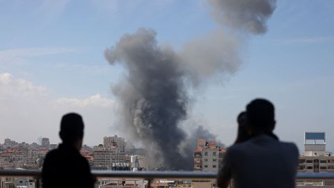Lluvias de cohetes fueron lanzadas hacia Israel desde la Franja de Gaza al amanecer, mientras que milicianos desde el enclave palestino bloqueado se infiltraron en Israel, con al menos una persona fallecida.