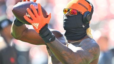 David Njoku en el calentamiento previo al encuentro entre los Browns y los Ravens. (Photo by Jason Miller/Getty Images)