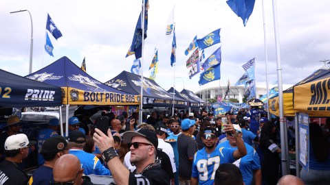 Fanáticos de Los Angeles Chargers y Las Vegas Raiders durante el compromiso entre ambos por la jornada 4 de la NFL.
