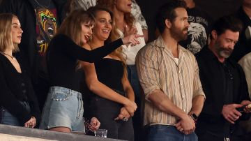 La cantante estadounidense estuvo acompañada de Ryan Reynolds y se esposa en el juego de los Chiefs.