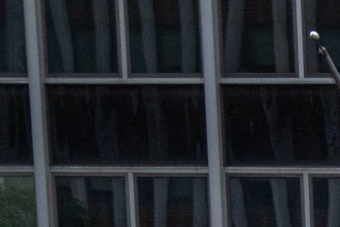 Grupos opositores protestan en apoyo de Palestina e Israel cerca del consulado israelí.