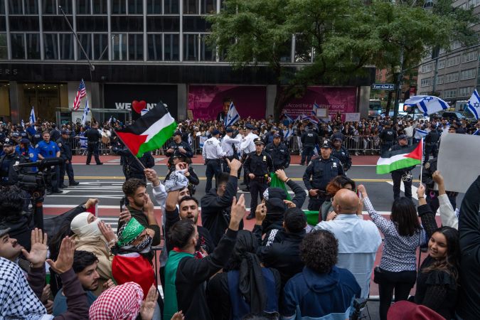 Grupos opositores protestan en apoyo de Palestina e Israel cerca del consulado israelí.