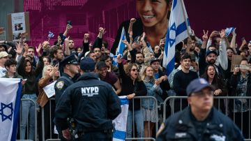 Grupos con banderas israelíes protestaron frente la sede de Naciones Unidas, en Nueva York.