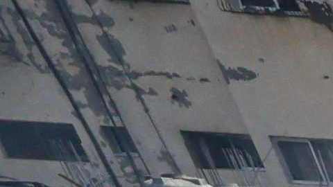 Los palestinos inspeccionan los daños tras un ataque aéreo israelí contra la mezquita de Sousi.
