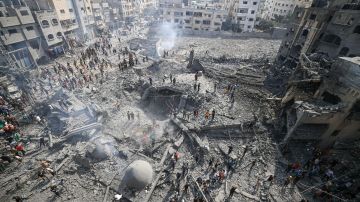 Los palestinos inspeccionan los daños tras un ataque aéreo israelí contra la mezquita de Sousi.