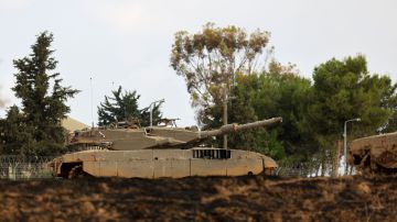 Un tanque Merkava del ejército israelí está posicionado cerca de la frontera con Gaza.