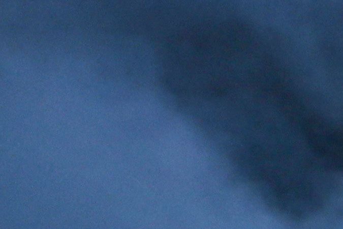 El humo se eleva tras los ataques aéreos israelíes en Gaza. (Foto de SAHER ALGHORRA/Middle East Images/AFP vía Getty Images)