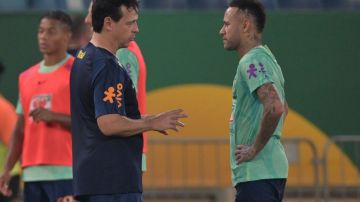 Fernando Diniz conversa con Neymar Jr. durante los entrenamientos de Brasil para enfrentar a Uruguay.