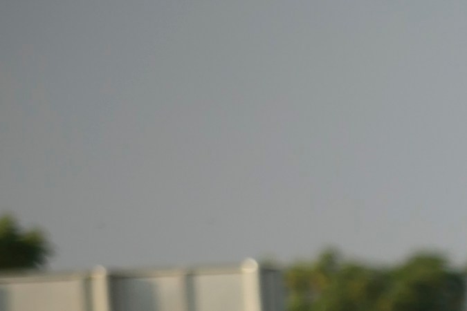 Oficiales de policía israelíes custodian una barrera policial en la carretera por temor a que más militantes palestinos crucen la frontera con la Franja de Gaza. (Foto de Amir Levy/Getty Images)