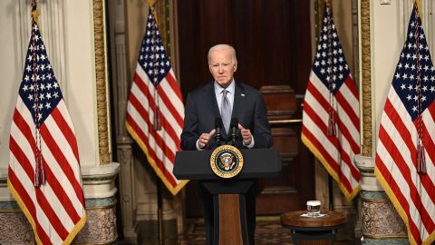 El presidente de Estados Unidos, Joe Biden, habla en una mesa redonda con líderes de la comunidad judía.