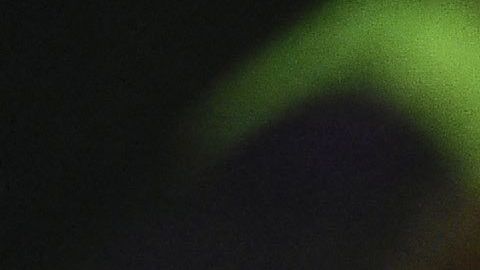 Ciudadanos mexicanos que huyeron del conflicto entre Israel y Hamás posan para fotografías sosteniendo una bandera nacional mexicana frente a un avión de la Fuerza Aérea.