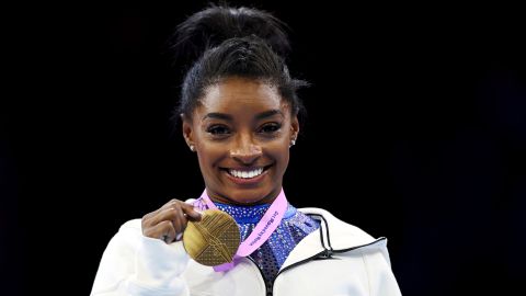 Simone Biles se convirtió en la gimnasta más laureada de la historia al ganar su sexta corona mundial