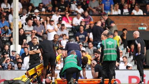 El cuerpo médico del Sheffield United atiende al capitán Chris Basham durante el encuentro frente a Fulham.