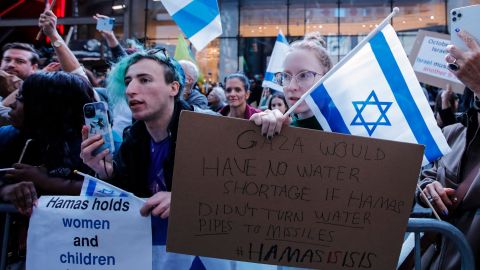 Cientos de estudiantes que apoya a Israel y Palestina se congregaron en los jardines de la Universidad de Columbia.