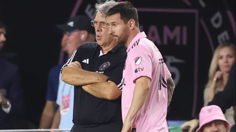 Tata Martino y Messi conversan durante el encuentro del Inter Miami frente al FC Cincinnati.