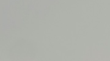 Un vehículo blindado de transporte de personal israelí se mueve en formación cerca de la frontera con Gaza.