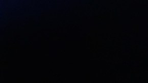 Simone Biles sonríe luego de colgarse la medalla de oro en el Mundial de gimnasia.