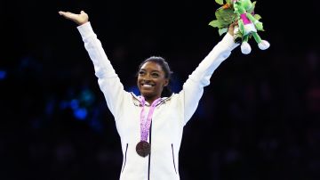 Simone Biles sonríe luego de colgarse la medalla de oro en el Mundial de gimnasia.