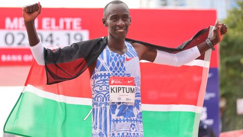 Kelvin Kiptum celebra luego de su hazaña en el Maratón de Chicago 2023.