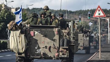 Soldados israelíes patrullan en vehículos blindados en una posición no revelada en el norte de Israel, cerca de la frontera con el Líbano.